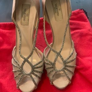 Valentino Garavani Beige/Nude silk dressy pump /peep toe Size 40/ USA 8’5-9